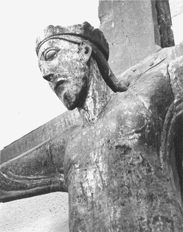 Crucifix: Christus, met koningskroon, aan het kruis; detail: bovenlichaam