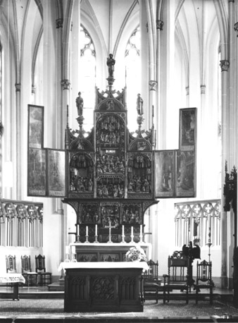 Zicht op hoofdaltaar, gewijd aan sint Anna en Maria