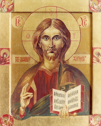 Icoon: Christus (bovenlichaam) omgeven door symbolen van de vier evangelisten en Maria en Johannes; hij houdt in zijn linkerhand een boek, en maakt met zijn rechterhand een spreekgebaar