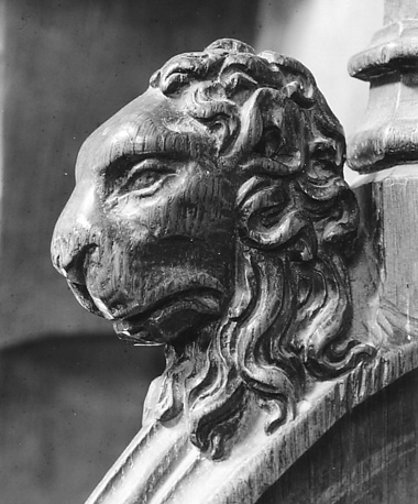 Koorbanken, armleuning noordzijde: knop met een leeuwenkop