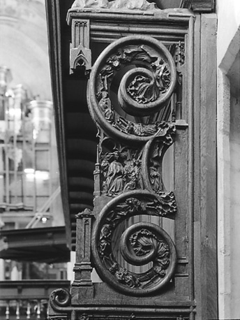 Koorbanken, detail van noordzijde: H. Barbara door engelen naar hemel gevoerd, architectuurdecoratie