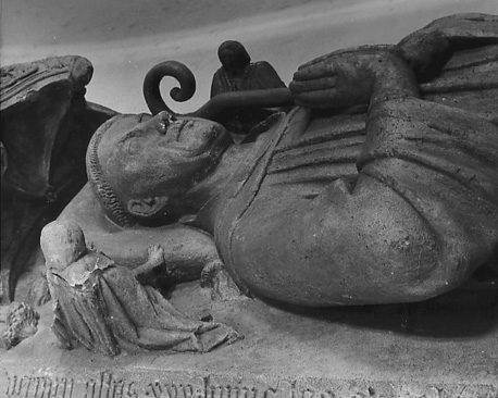Graftombe, detail: bovenlichaam van liggend figuur
