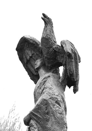 Moderne sculptuur: menselijk figuur, grote vogel op linkerschouder