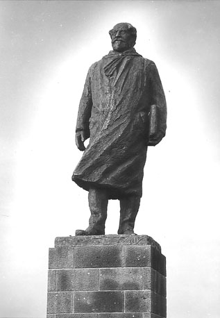Moderne sculptuur, standbeeld op sokkel: staande man