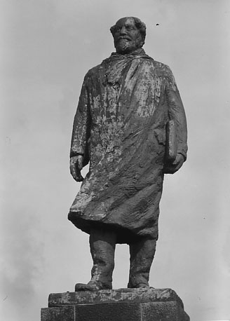 Moderne sculptuur, standbeeld op sokkel: staande man