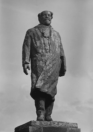 Moderne sculptuur, standbeeld op sokkel: staande man