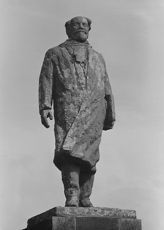 Moderne sculptuur, standbeeld op sokkel: staande man
