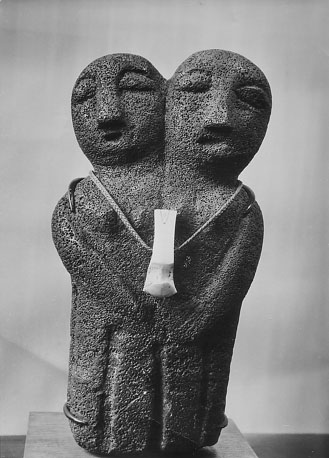 Moderne sculptuur, twee figuren (als een Siamese tweeling)