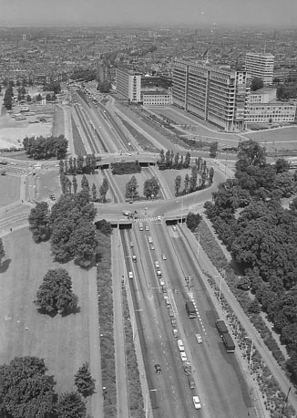 Verkeersknooppunt vlakbij grote stad