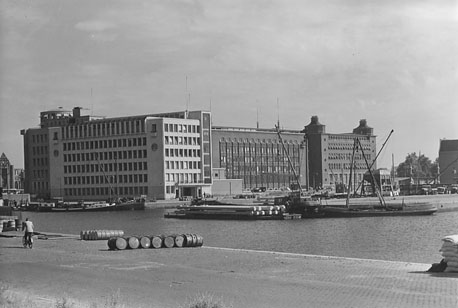 Groot gebouw aan kade