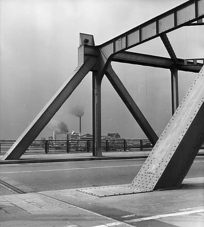 Brug (detail), met industrie op de achtergrond