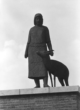 Moderne beeld: Mensenfiguur met dier (geit / hert ?) aan zijn zijde