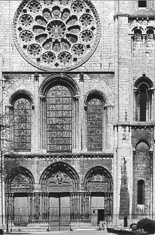 Westfacade van de kathedraal en de drie oudste ramen
