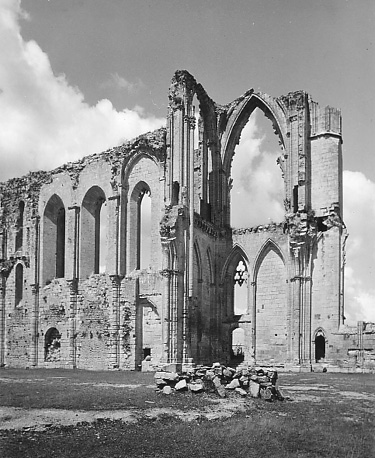 Restanten van kloosterkerk: muur van noordelijke zijbeuk en noordelijk transept