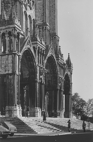 Drie portalen van de (west) facade, onderste verdieping