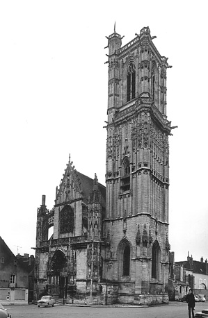 Kerk, westfacade met één grote toren