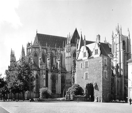 Zicht op koor van kerk