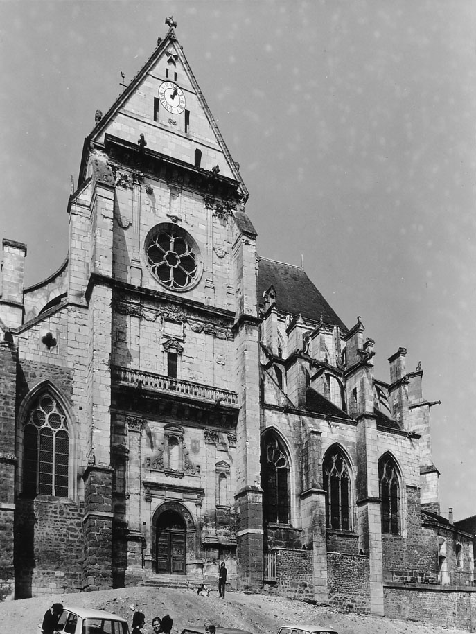 Zuidzijde van kerk: transept en koor