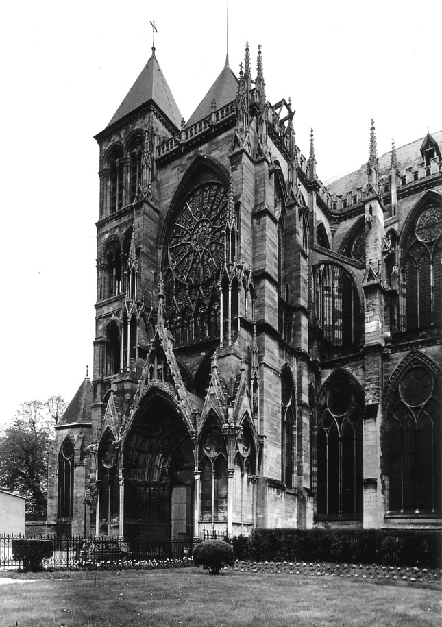 Kerk: transept en toren