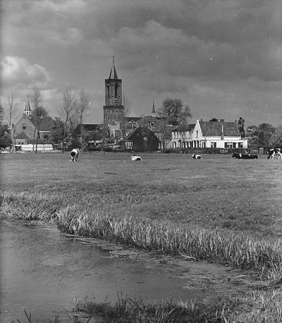 Zicht op het dorp, met kerk