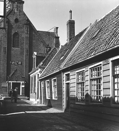 Straat; aan het eind van de straat een kerk
