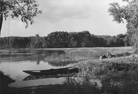 Landschap met bos en water (ven?); enkele mensen op de oever, bootje op de voorgrond