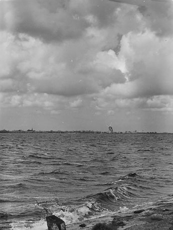 Landschap: water (rivier / meer?), molen aan de horizon
