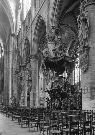 Kerk, interieur: middenschip met preek-stoel