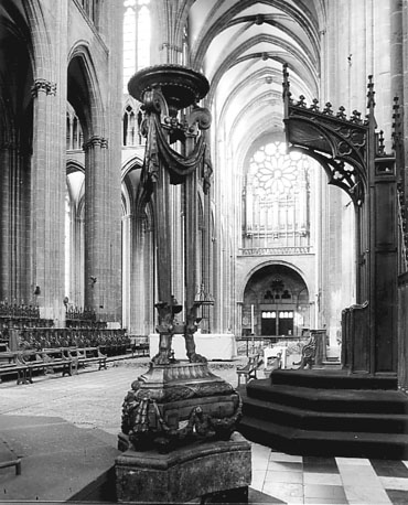 Kerk, interieur: viering en noorder transept, vanuit het zuiden; links: koorbanken; rechts: cathedra; midden: kandelaar