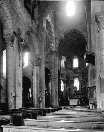 Kerk, interieur: middenschip, viering en apsis, vanuit het zuidwesten
