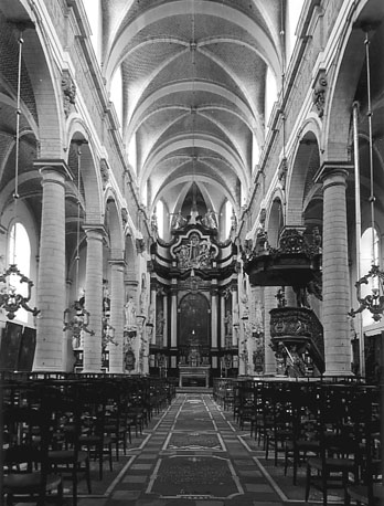 Kerk, interieur: middenschip en koor, vanuit het westen; rechts: preekstoel