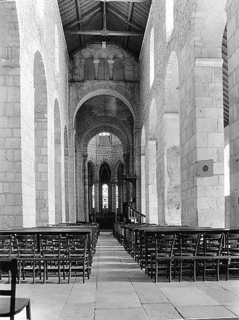 Kerk, interieur: middenschip en koor, vanuit het westen; houten zadeldak