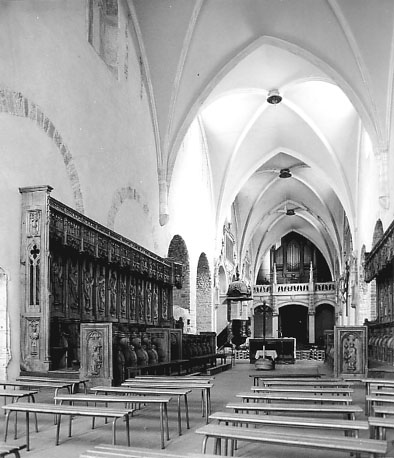 Kerk, interieur: koor met koorgestoelte, middenschip met preekstoel, vanuit het oosten