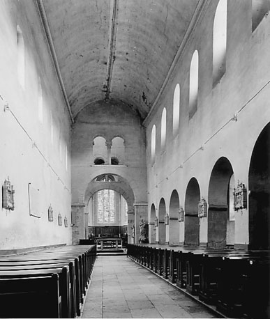 Kerk, interieur: middenschip en koor, vanuit het westen