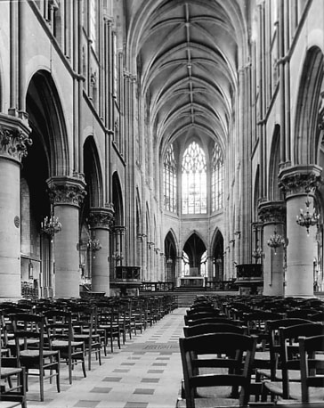 Kerk, interieur: middenschip en koor vanuit het westen