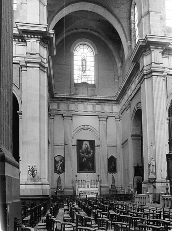 Kerk, interieur: noorder transept met altaar