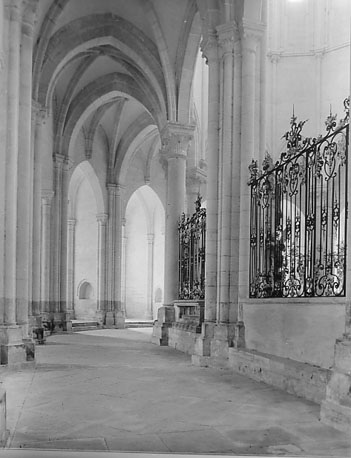 Kerk, interieur: kooromgang, noordelijk deel, vanuit het westen