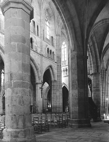 Kerk, interieur: zijbeuk, middenschip en noorder transept (gedeeltelijk) gezien vanuit het zuidwesten
