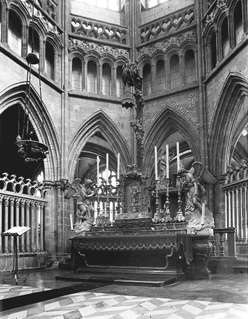 Kerk, interieur: koor, altaar, vanuit het westen