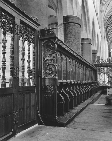 Kerk, interieur: koor, koorgestoelte, vanuit het oosten