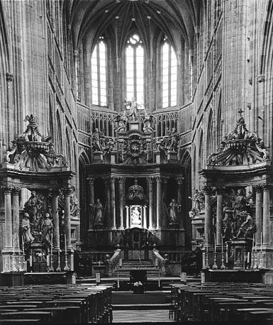 Kerk, interieur: koor met hoofdaltaar, vanuit het westen