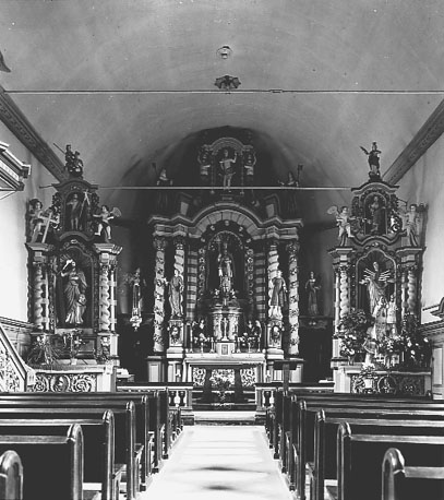Kerk, interieur: schip met hoofdaltaar en twee zijaltaren, vanuit het westen