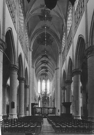 Kerk, interieur: middenschip en koor, vanuit het westen