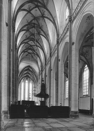 Kerk, interieur: middenschip, zijbeuk en koor, vanuit het westen