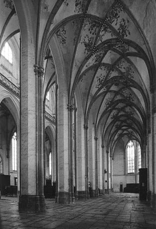 Kerk, interieur: noordelijke zijbeuk vanuit het oosten