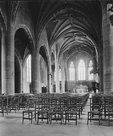 Kerk, interieur: middenschip en apsis vanuit het westen