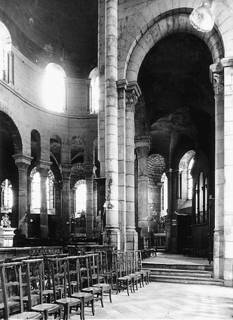 Kerk, interieur: koor en kooromgang vanuit het zuidwesten