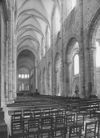 Kerk, interieur: middenschip en koor, vanuit het westen