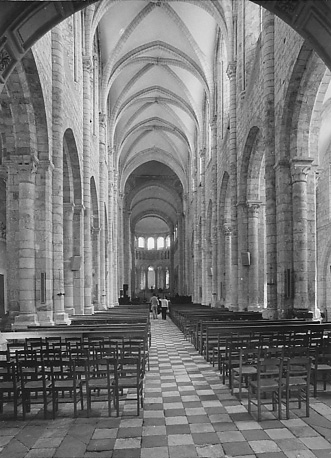 Kerk, interieur: middenschip en koor, vanuit het westen
