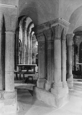 Kerk, interieur: koor met altaar, midden-schip, vanuit de kooromgang gezien (oosten)